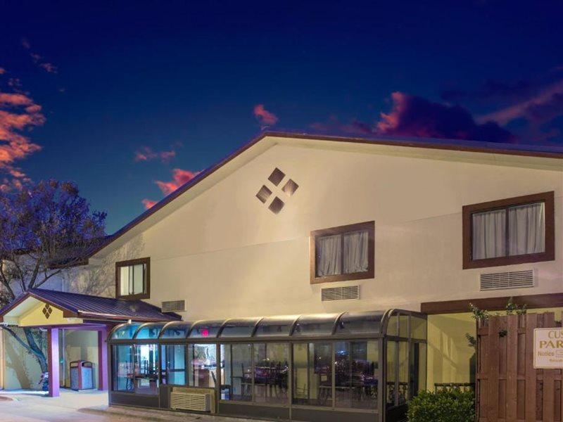 Super 8 By Wyndham Champaign Motel Dış mekan fotoğraf