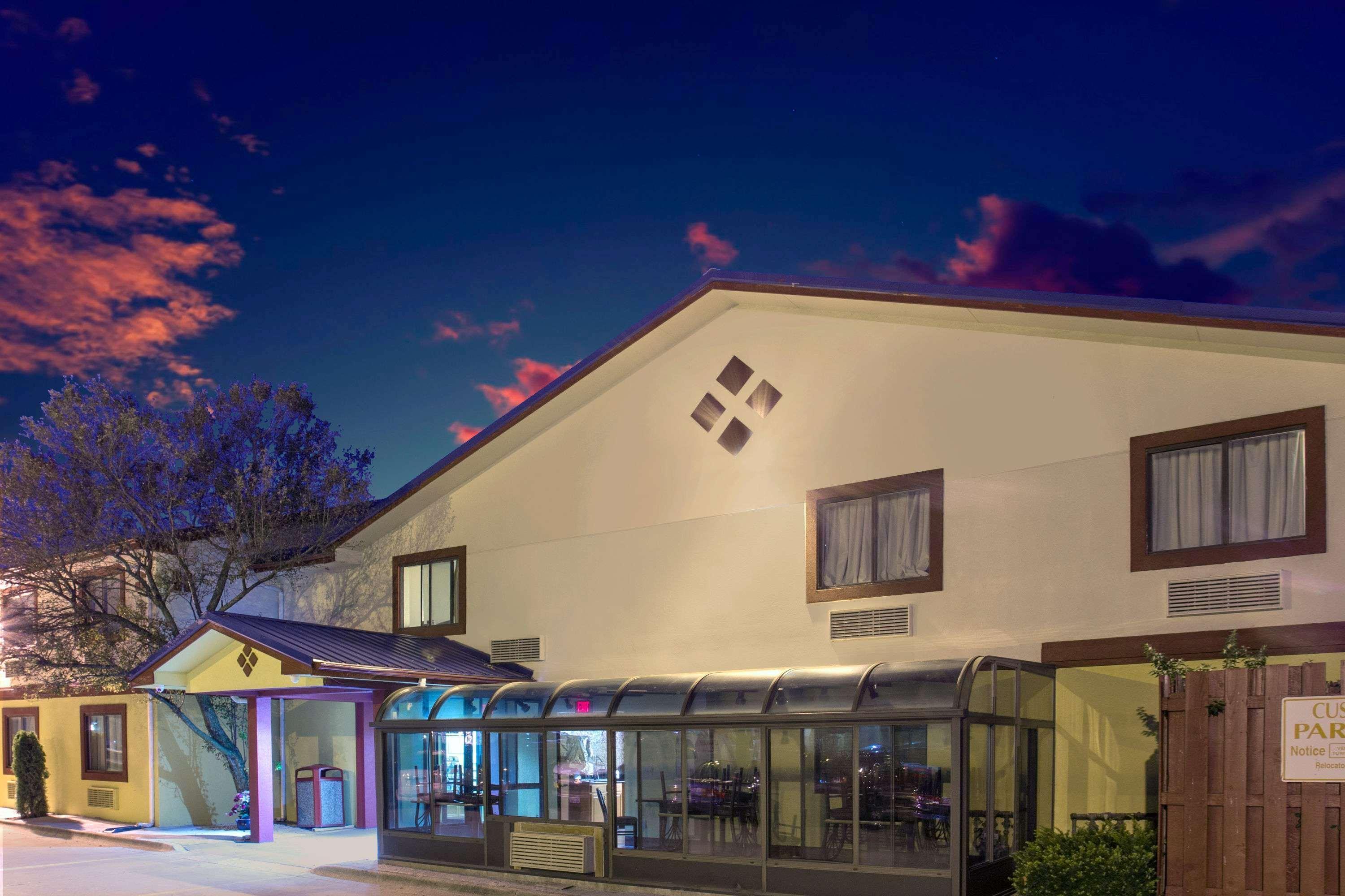 Super 8 By Wyndham Champaign Motel Dış mekan fotoğraf