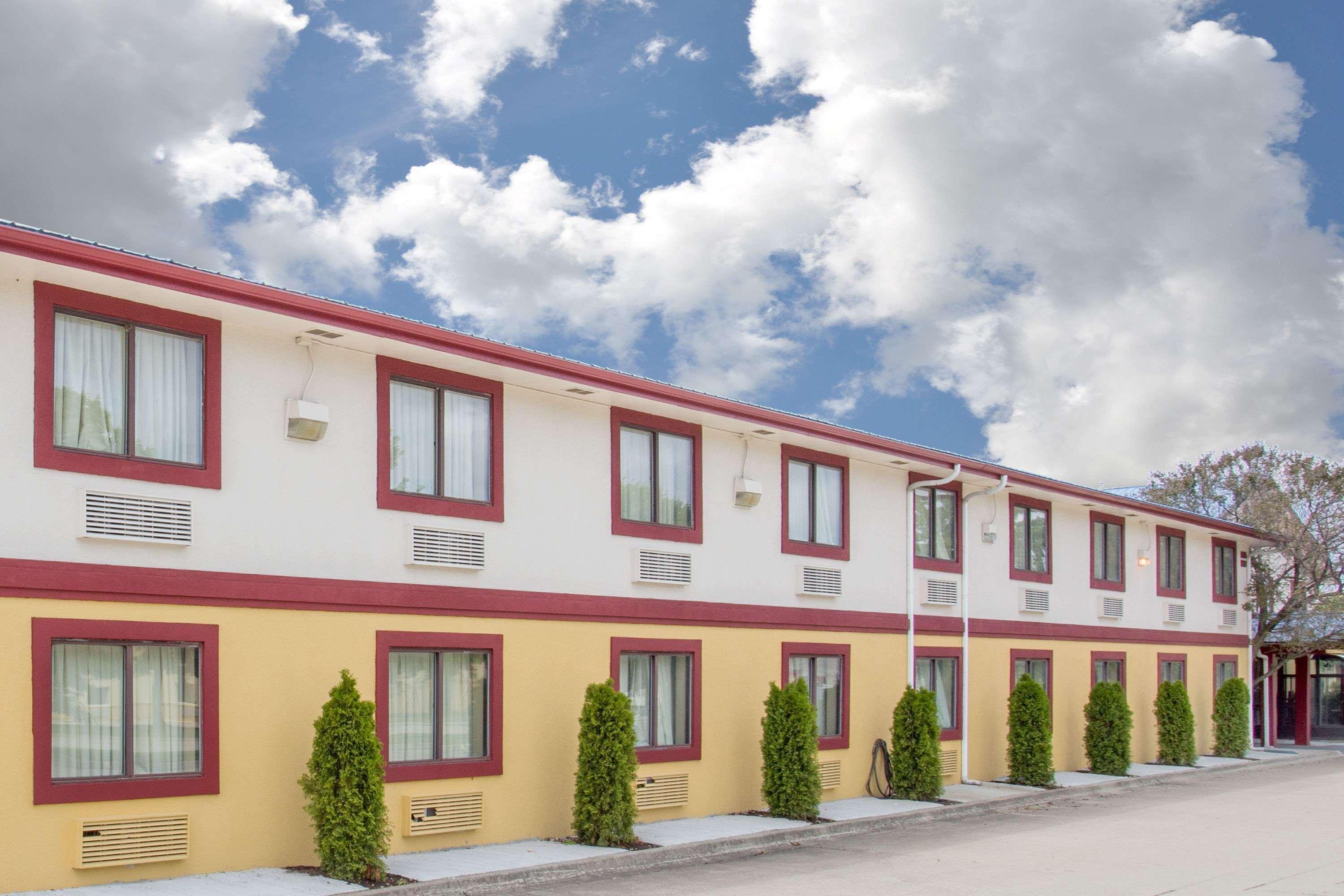 Super 8 By Wyndham Champaign Motel Dış mekan fotoğraf