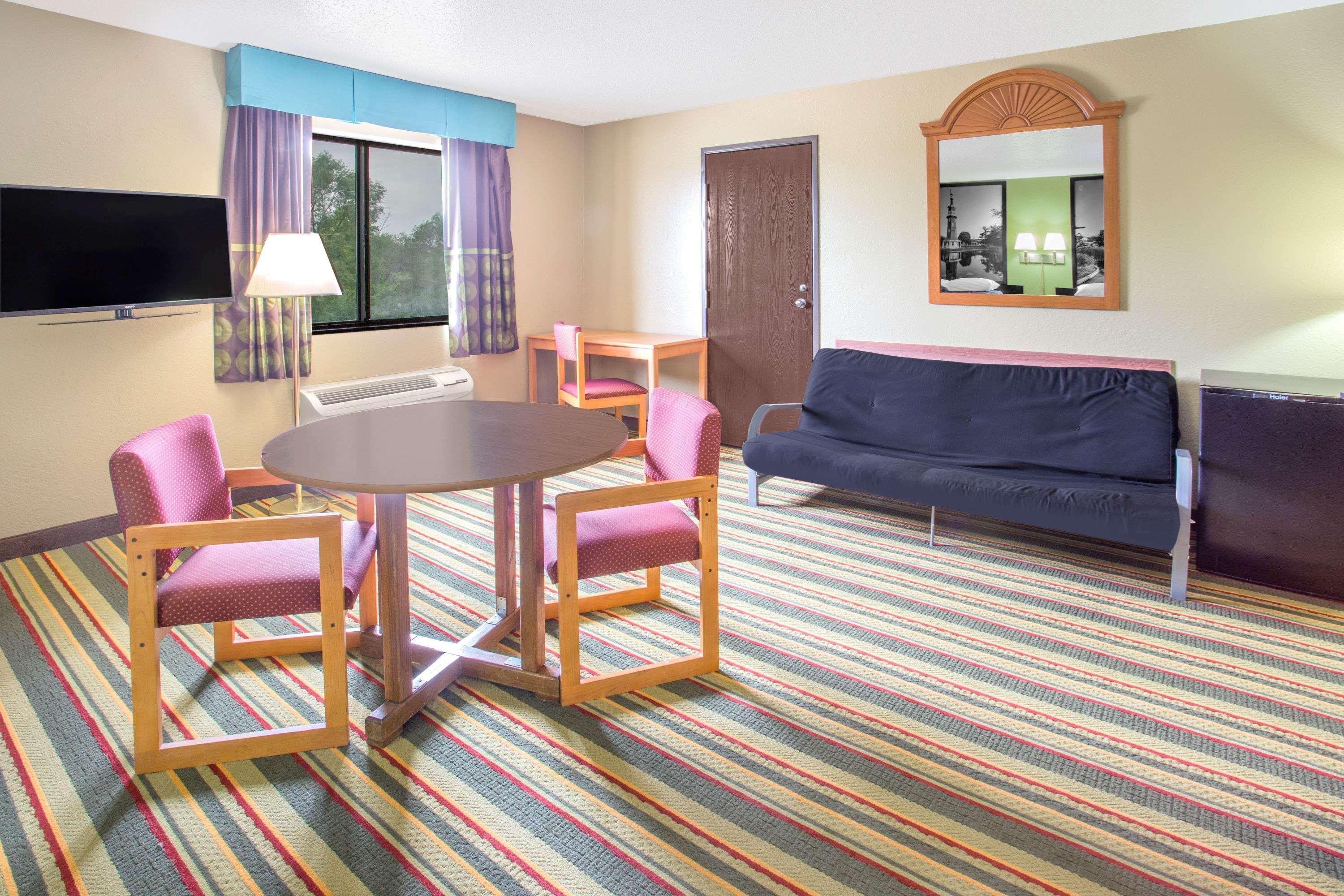 Super 8 By Wyndham Champaign Motel Dış mekan fotoğraf
