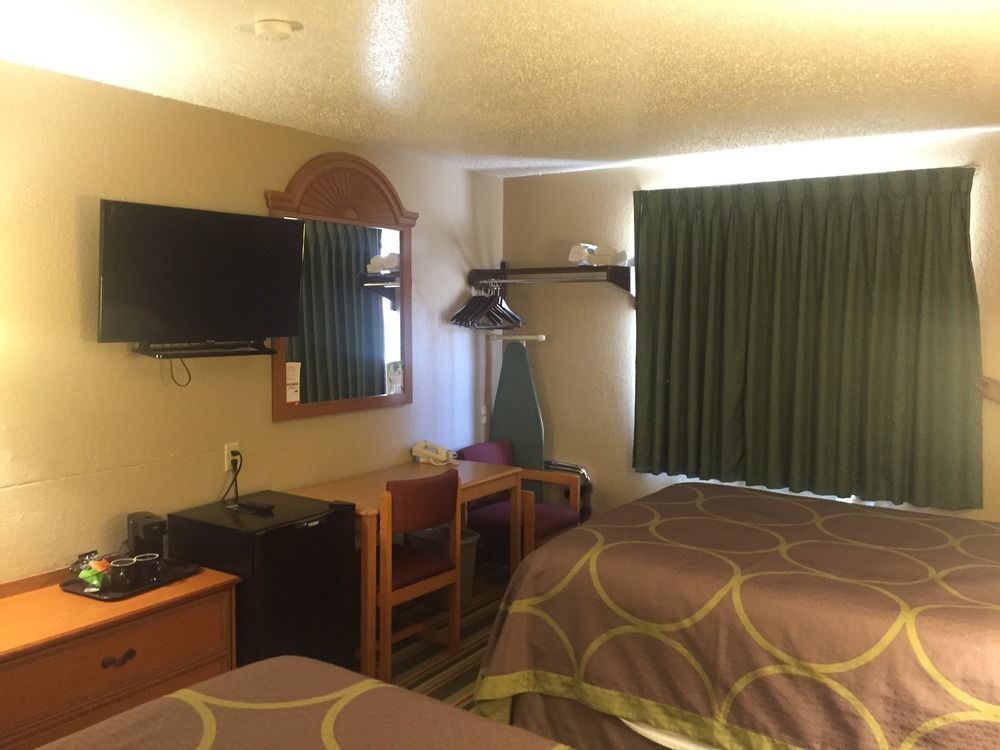 Super 8 By Wyndham Champaign Motel Dış mekan fotoğraf