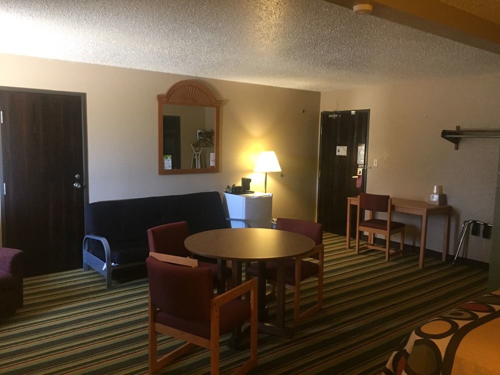 Super 8 By Wyndham Champaign Motel Dış mekan fotoğraf